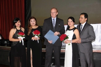 Butch and Jeanie with children, Renewal of wedding vows 25 years